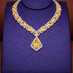 colar de safira e diamantes amarelo