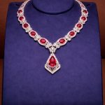 colar de safira e diamantes vermelho